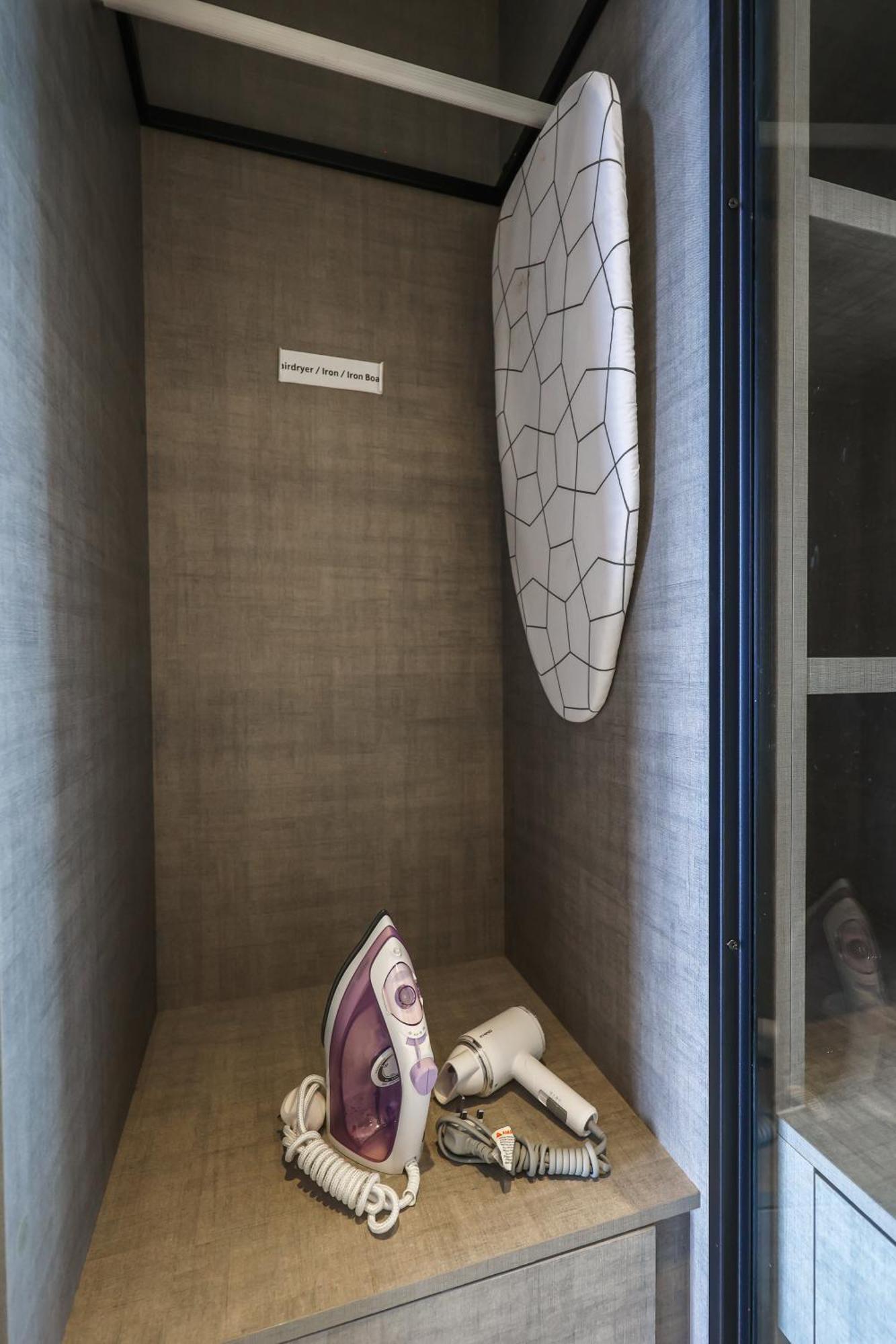 Millerz Square By Mykey Kuala Lumpur Exterior foto A surfboard in a hotel room