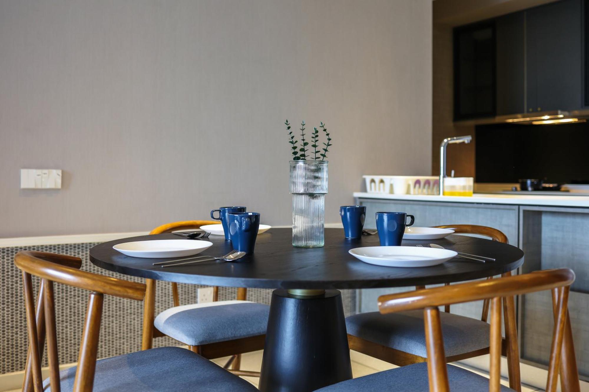 Millerz Square By Mykey Kuala Lumpur Exterior foto A dining table with four chairs