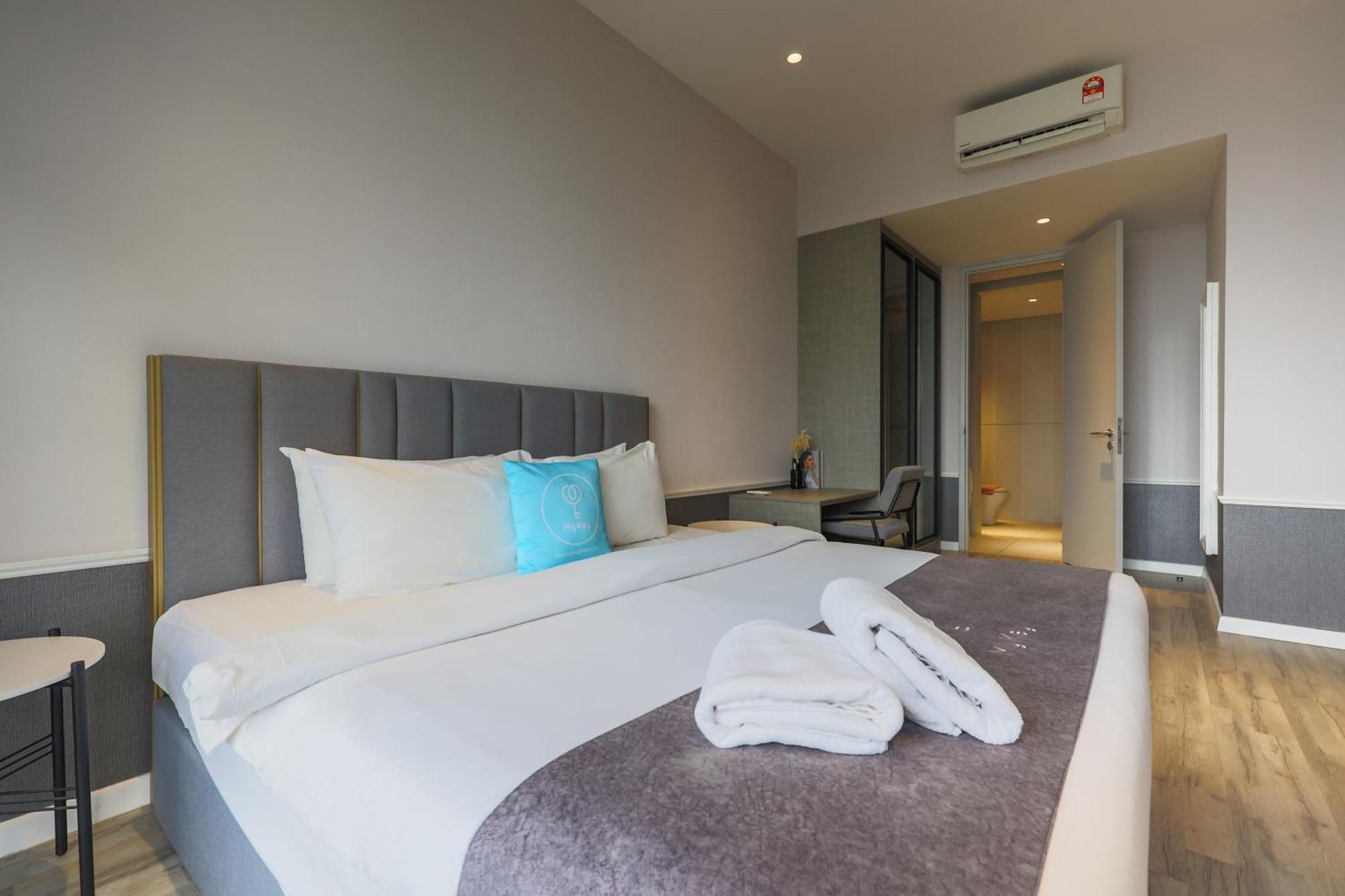Millerz Square By Mykey Kuala Lumpur Exterior foto A bedroom in a serviced apartment in Kuala Lumpur, Malaysia.