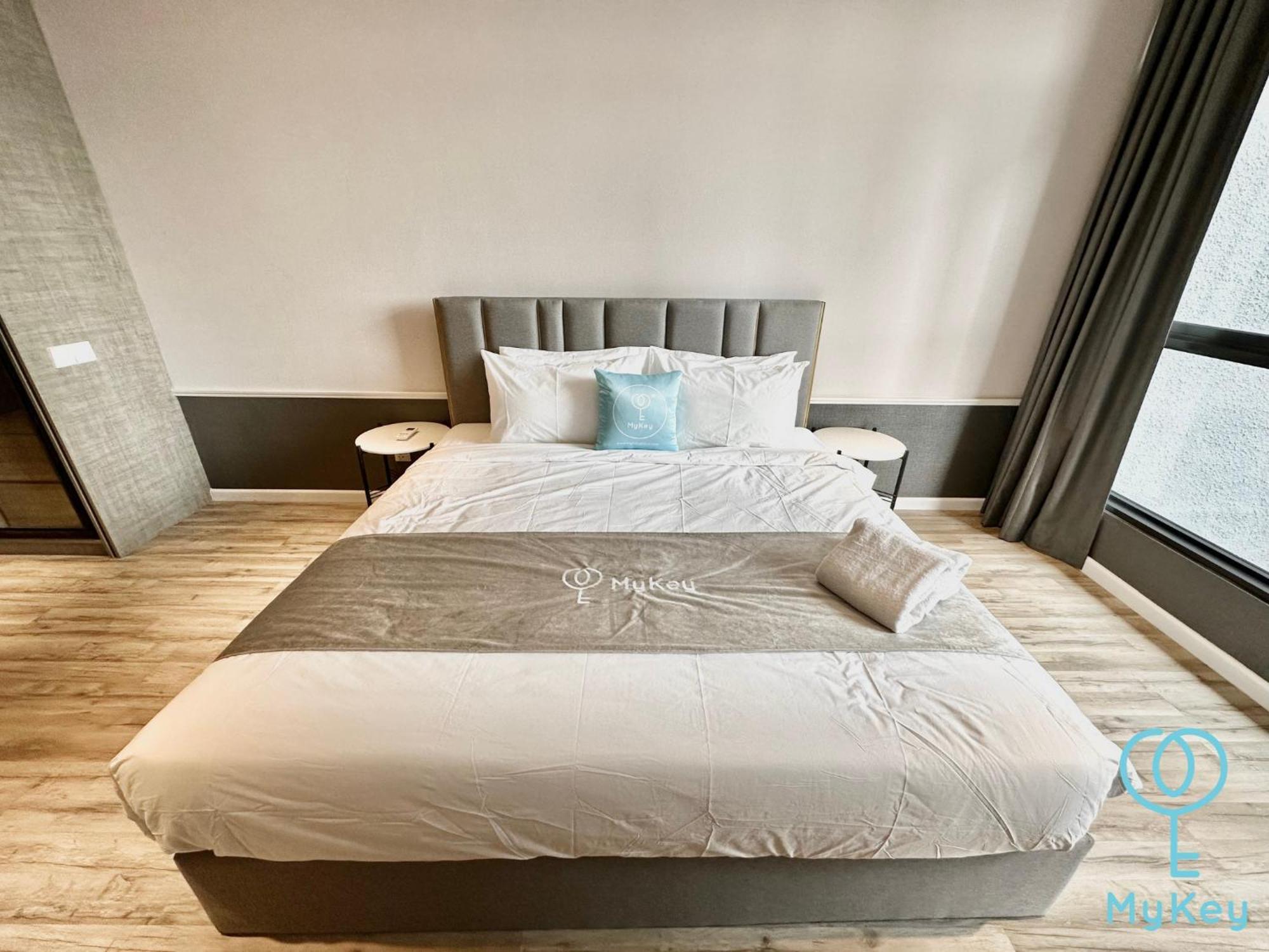 Millerz Square By Mykey Kuala Lumpur Exterior foto A bedroom in a serviced apartment in Hong Kong